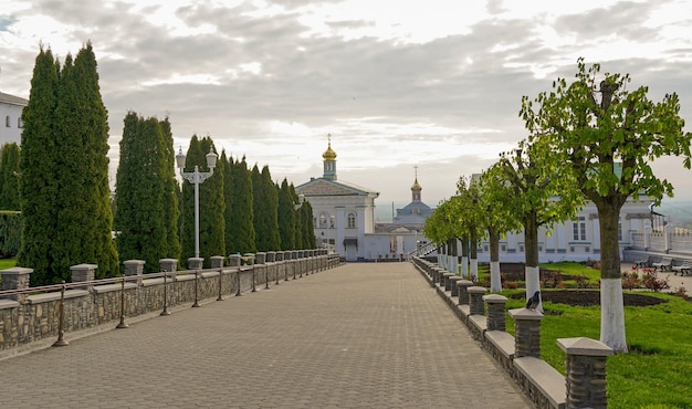 Tôt le matin dans le Pochaev Lavra Ukraine mai 2021 vue sur les bâtiments et les structures architecturales