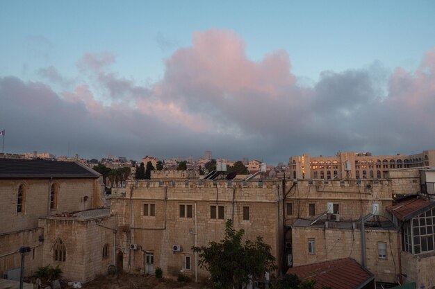 Tôt le matin à l'heure du lever du soleil à Jérusalem Vue sur la ville Bâtiments anciens Nuages sur le ciel