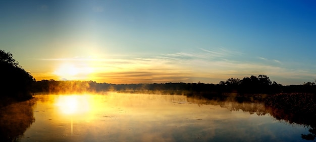 Tôt le matin sur la rivière brouillard le matin sur la rivière