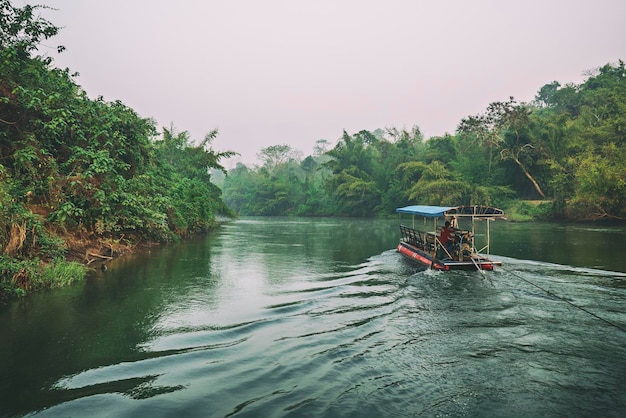 Tôt le matin à la rivière Kwai