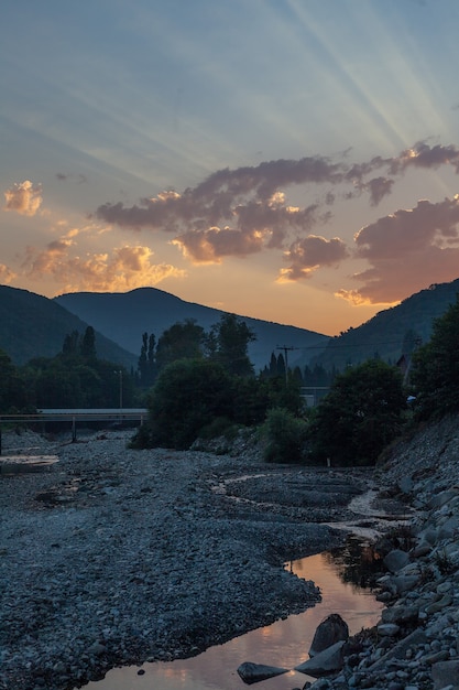 Tôt le matin à la rivière de montagne