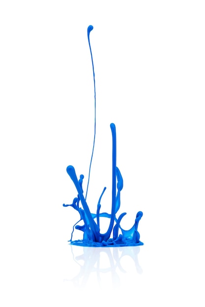 Une touche abstraite de peinture bleue sur fond blanc. Pris en studio avec une marque 5D III.