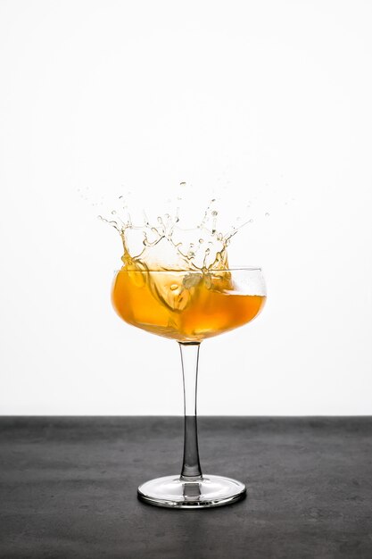 Une Touche D'un Cocktail Orange Dans Un Verre Coupé