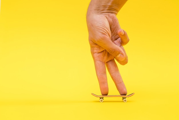 Touche. Un petit skateboard pour les enfants et les adolescents à jouer avec les doigts de la main.