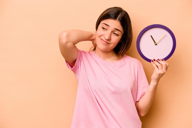 Toucher l'arrière de la tête en pensant et en faisant un choix