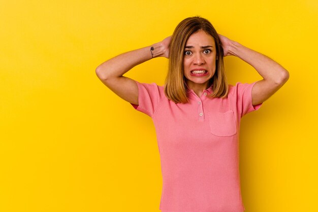 Toucher l'arrière de la tête en pensant et en faisant un choix