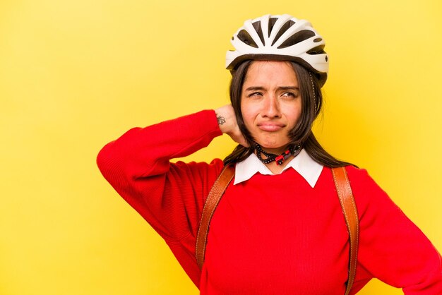 Toucher l'arrière de la tête en pensant et en faisant un choix