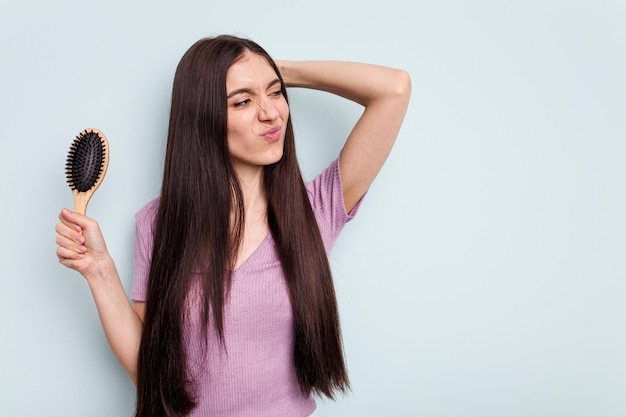 Toucher l'arrière de la tête en pensant et en faisant un choix