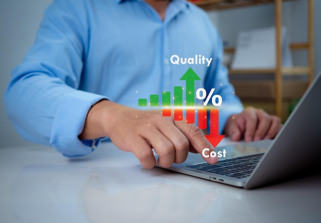 Toucher un homme d'affaires montrant un graphique de croissance du contrôle de la qualité et la réduction des coûts Contrôle des coûts et de la qualité Stratégie commerciale efficace et concept de gestion de projet