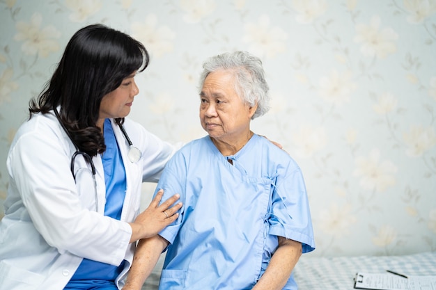 Toucher la patiente asiatique senior avec amour