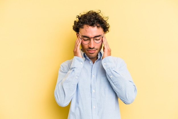 Toucher les tempes et avoir mal à la tête