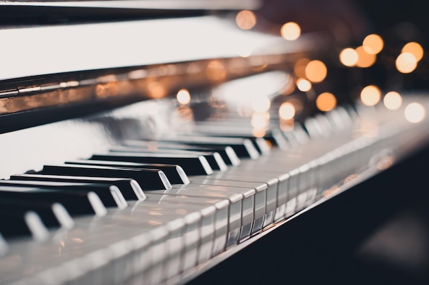 Touches de piano sur les lumières de Noël lumineuses close up Mode de vie romantique Saint Valentin