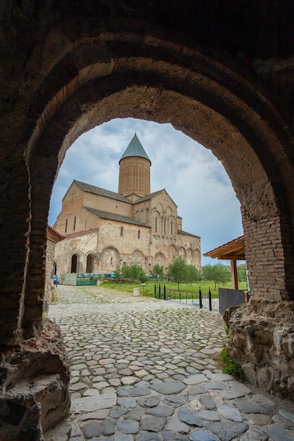 Touchétie, Géorgie - 23 août 2021 : Monastère d'Alaverdi - Monastère géorgien orthodoxe oriental dans la région de Kakhétie en Géorgie orientale