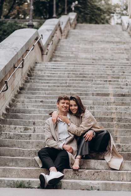 Toujours ensemble Vue arrière d'un beau jeune couple se liant et se regardant à Paris