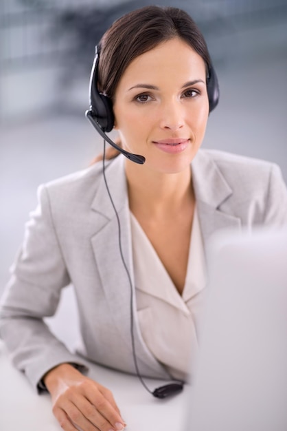 Toujours en train de s'efforcer. Photo recadrée d'une belle femme d'affaires dans son bureau.