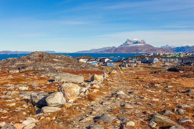 Toundra groenlandaise d'automne avec pierres d'herbe orange Établissement inuit et montagne Sermitsiaq en arrière-plan Nuuk Groenland