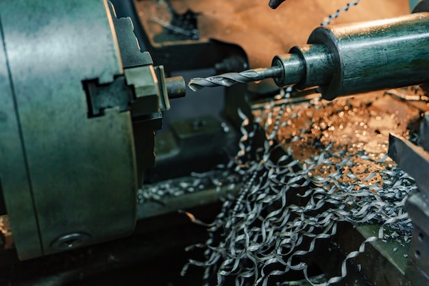 Le tour aiguise la pièce et élimine les copeaux de métal en usine.