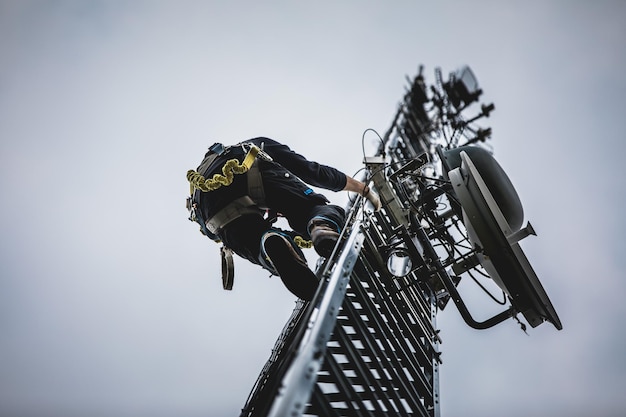 Tour d'antenne d'escalade de travailleur de télécom