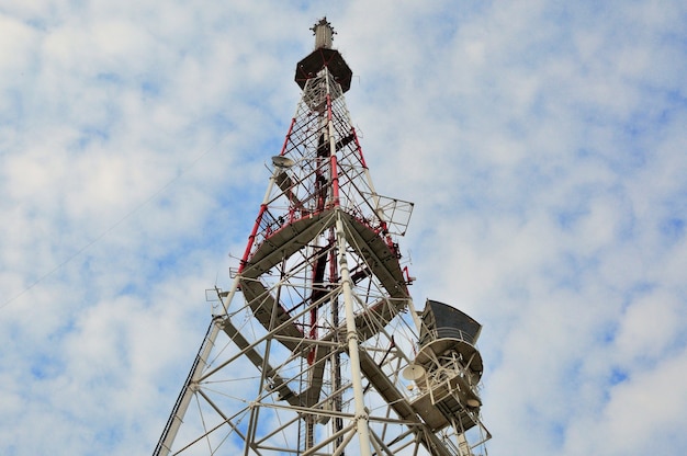 Photo tour d'antenne de répéteur de communication de téléphone portable dans le ciel bleu