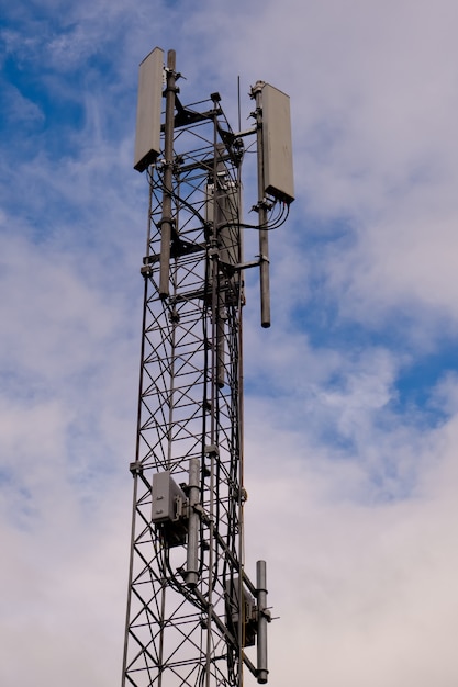 Tour avec antenne de réseau cellulaire 5G et 4G