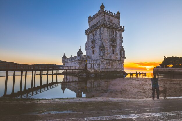 Tour de Belem au coucher du soleil à Lisbonne