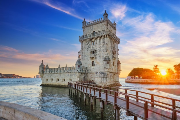 Tour de Belém sur la rive du tage au coucher du soleil lisbonne portugal