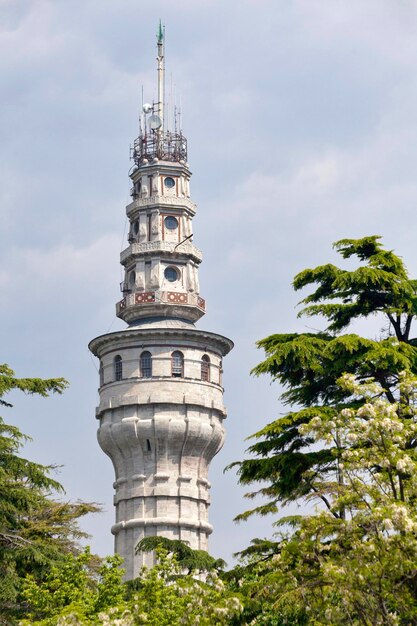 La tour Beyazit est une tour de guet en pierre emblématique de l'université d'Istanbul