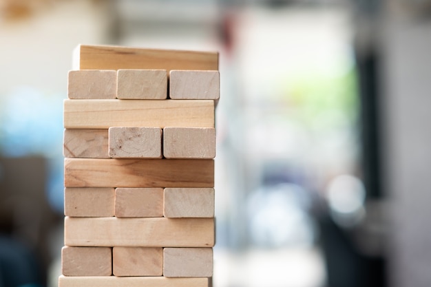 Tour de bloc en bois. sur fond de bureau