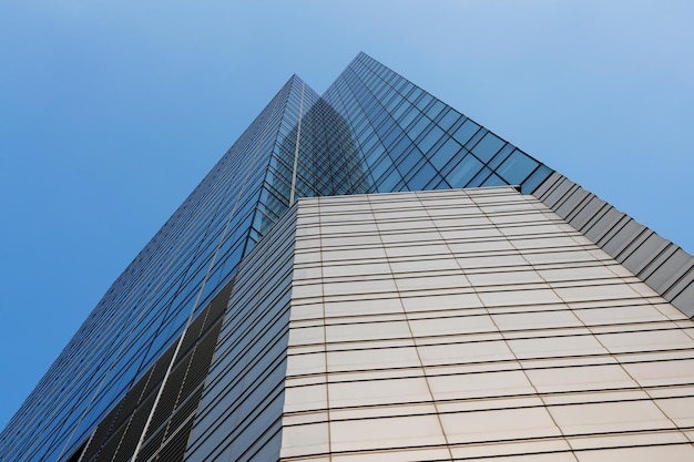 Tour de bureaux d'affaires au ciel bleu