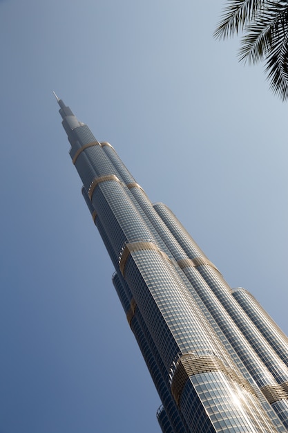 Tour Burj Khalifa en train de disparaître dans le ciel bleu