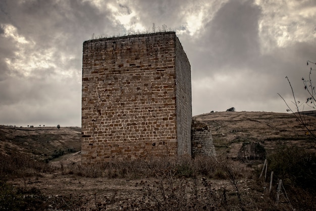 Tour carrée médiévale de Ruero en Cantabrie.