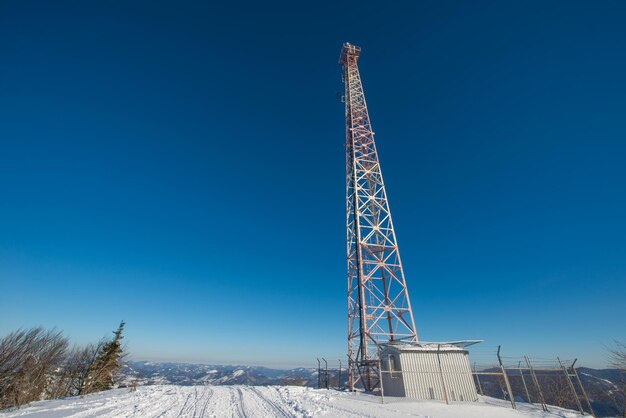 Tour cellulaire sur fond de ciel étoilé