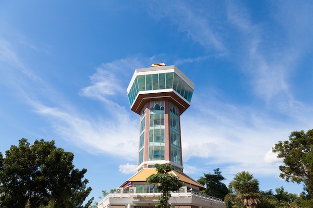 Tour et ciel dégagé