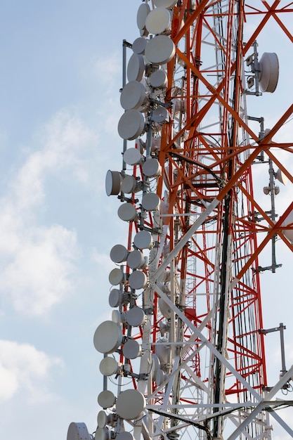 Tour de communication et antennes paraboliques sur fond de ciel bleu