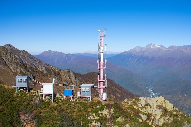 Tour de communication avec cabines pour station de service et cellule mobile sur les pentes des montagnes