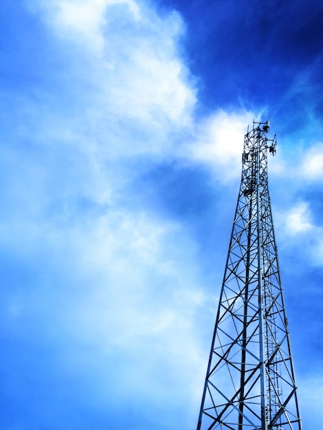 Tour de communication sur le ciel bleu nuageux