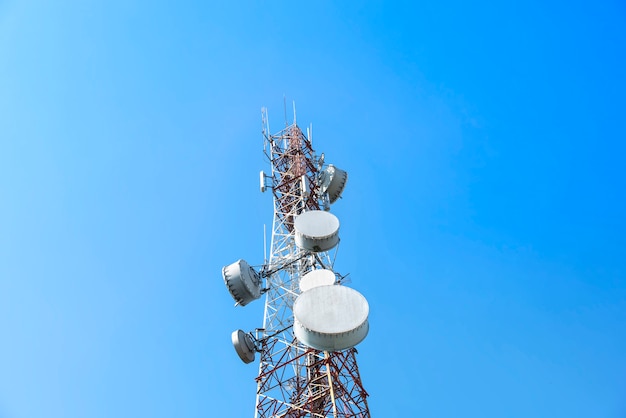 Tour de communication avec un ciel bleu