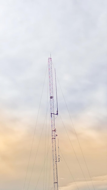 Tour de communication contre le ciel