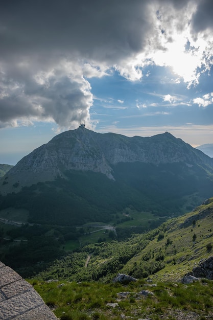 La tour de communication mobile est située sur une haute montagne