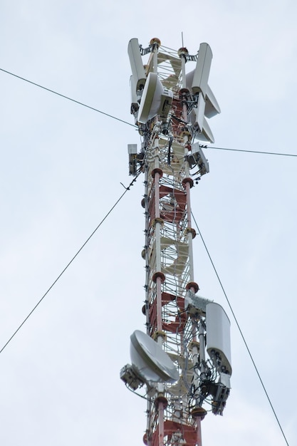 Tour de communication mobile sur le fond du ciel