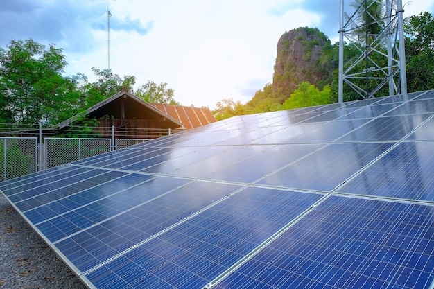 tour de communication et panneaux solaires