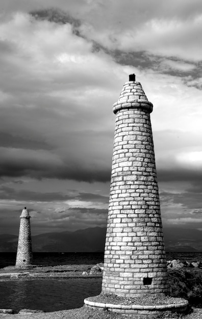 Photo la tour contre le ciel nuageux