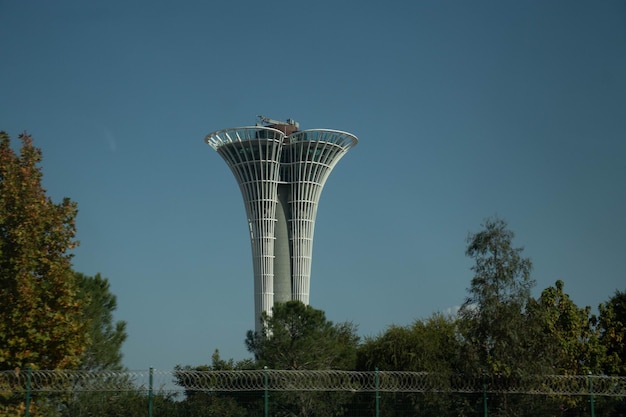 La tour de contrôle de la circulation dans la journée sur fond de ciel bleu et d'arbres verts