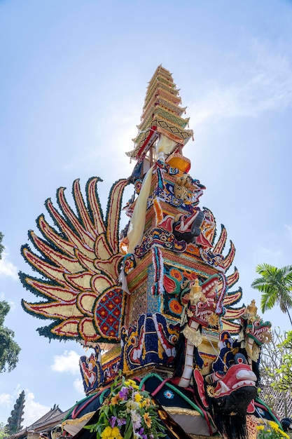 Tour de crémation Bade avec sculptures balinaises traditionnelles de démons et de fleurs sur la rue centrale de l'île d'Ubud Bali Indonésie Préparé pour une prochaine cérémonie de crémation
