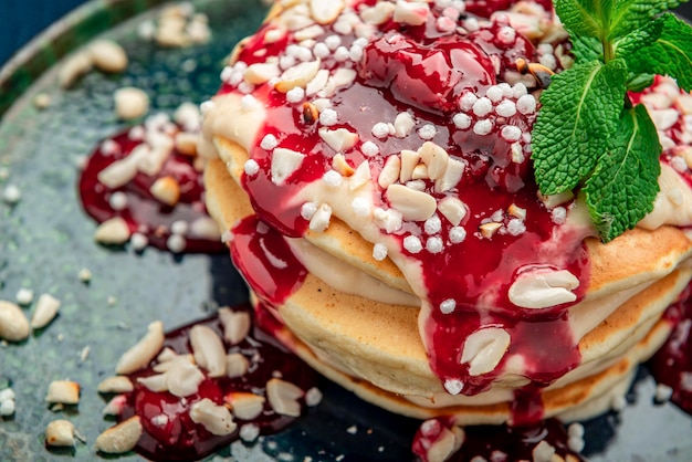 Tour de crêpes aux noix de yaourt et confiture de cerises