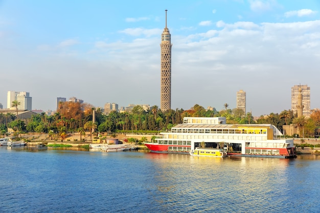 La tour du Caire sur la rive du Nil, en Egypte.