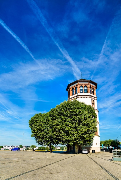 Tour du château Schlossturm dans la vieille ville de Düsseldorf en Rhénanie du Nord Allemagne