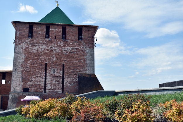 tour du kremlin en briques rouges