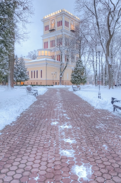 Tour du palais en hiver et la ruelle y menant