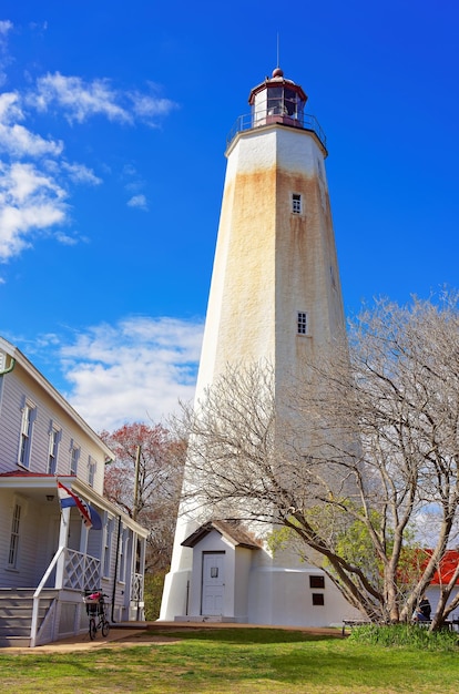 Tour du phare de Sandy Hook. C'est le plus ancien phare encore en activité. Sandy Hook est situé dans les Highlands, dans le comté de Monmouth, dans le New Jersey, aux États-Unis.